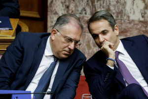 Σύσκεψη στο Μαξίμου για την οπαδική βία - Το νέο νομοθετικό πλαίσιο και η επαναφορά του ιδιώνυμου