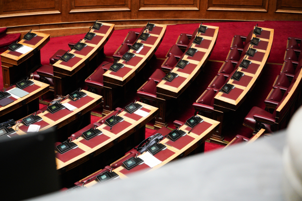 Ανεξαρτητοποιήθηκαν Τζάκρη και Πούλου - Αξιωματική αντιπολίτευση το ΠΑΣΟΚ