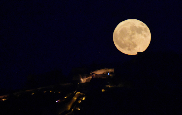 Πανσέληνος Αυγούστου 2025: Πότε θα φωτίσει τον νυχτερινό ουρανό