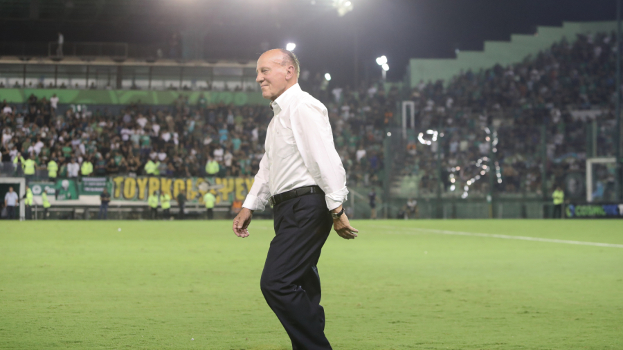 Μίμης Δομάζος: Το απίθανο γκολ στα 58 του κόντρα στον Άγιαξ, 29 χρόνια μετά το Wembley