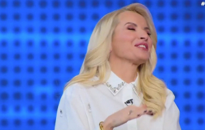 Ξεκαρδίστηκε η Μπεκατώρου με ερώτηση στο «Chase» (Βίντεο)