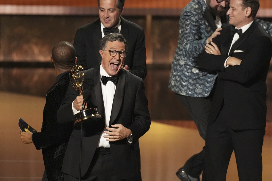 Η αντίδραση του Στίβεν Κολμπέρ στην είδηση της επιστροφής του Τζίμι Κίμελ στο ABC