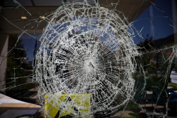 Πάτρα: Φθορές σε τράπεζες και κτίριο που στεγάζεται υπηρεσία του υπ. Δικαιοσύνης