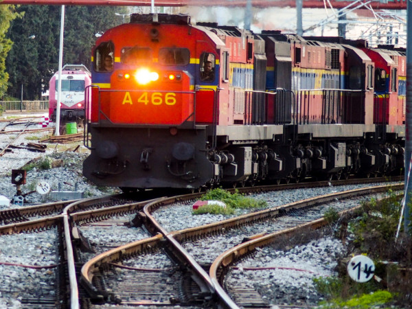 ΤΡΑΙΝΟΣΕ: Φωτιά τώρα στη σιδηροδρομική γραμμή προς Κόρινθο!