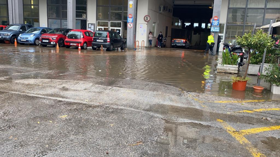 Η κακοκαιρία «Μπάλλος» δείχνει τα «δόντια» της στην Αττική: Εγκλωβισμένοι πολίτες, κλειστοί δρόμοι και δεκάδες κλήσεις στην Πυροσβεστική