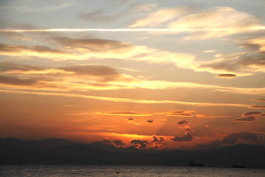 Μπαράζ πυραυλικών επιθέσεων των Χούθι εναντίον εμπορικών πλοίων στην Ερυθρά Θάλασσα