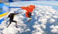 Αυστραλία: Πήγε να κάνει skydiving, κρεμάστηκε με το αλεξίπτωτο από το φτερό του αεροπλάνου (Βίντεο)