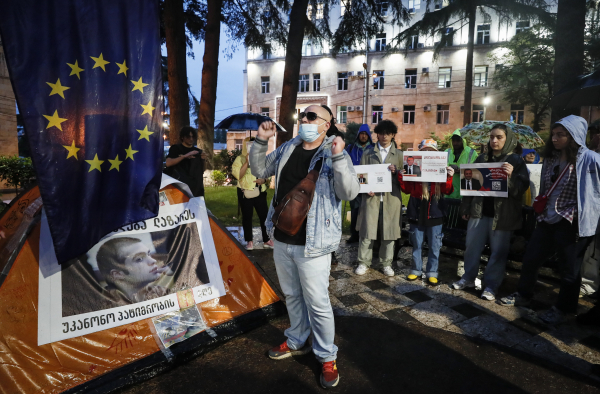 Κανένα σημάδι αποκλιμάκωσης στη Γεωργία: Παραμένουν έξω από τη Βουλή οι διαδηλωτές