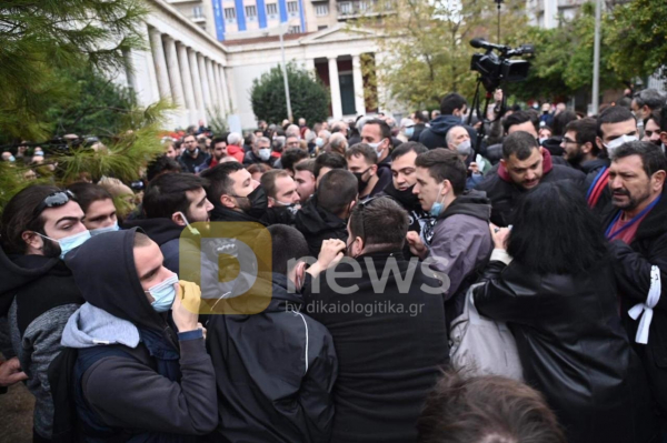 Ένταση στο Πολυτεχνείο: Εμπόδισαν την κατάθεση στεφανιού από στελέχη του ΣΥΡΙΖΑ (βίντεο)