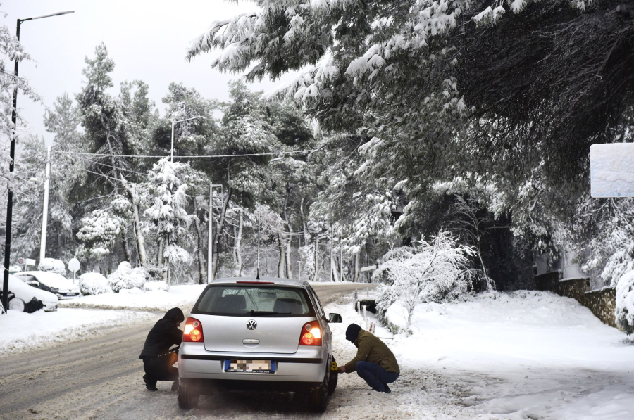 «Πνίγηκε» στο χιόνι η Θεσσαλονίκη: Απαραίτητες οι αλυσίδες σε Χορτιάτη, Πανόραμα και Πεύκα