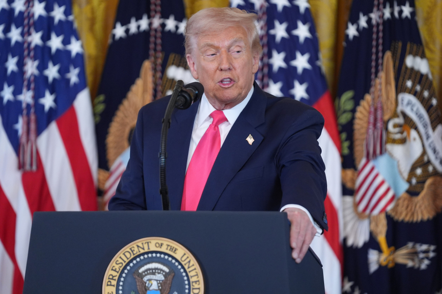 Στην αντεπίθεση ο Τραμπ: Ρωτήστε Κλίντον, Σάμερς και JP Morgan για τον Έπσταϊν