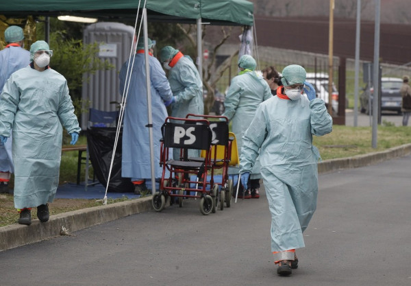 Ο κορονοϊός μπορεί να επιβιώσει για ώρες στον αέρα - Τι αναφέρει μελέτη των ΗΠΑ