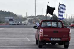 Παραμένουν στα μπλόκα οι αγρότες της Πελοποννήσου