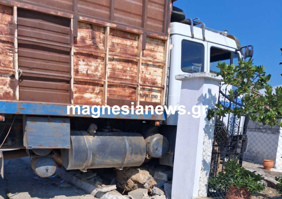 Μαγνησία: Φορτηγό «εισέβαλε» σε σπίτι - Λύθηκε το χειρόφρενο (Εικόνες)