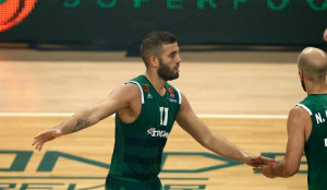 Έσπασαν το αμάξι του μπασκετμπολίστα Νίκου Παππά στα Εξάρχεια (pic)