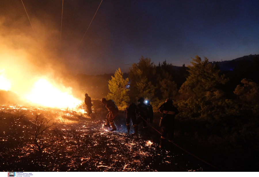 «Αποχωρούμε γιατί θα πεθάνουμε»: Δραματικοί διάλογοι από τη «κόλαση φωτιάς» της Πεντέλης (βίντεο)
