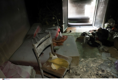 Κολωνός: Εικόνες θλίψης από το καμένο διαμέρισμα, χαροπαλεύει ο 5χρονος
