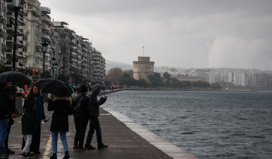 Σάκης Αρναούτογλου: Πώς ο ξηρός αέρας «πυροδοτεί» τον στατικό ηλεκτρισμό