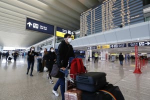 Kορονοϊός: Μπαράζ ελέγχων στα αεροδρόμια για εισαγόμενα κρούσματα