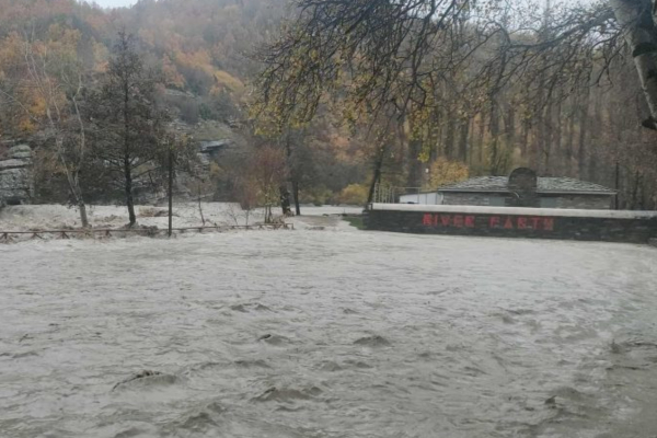 Κακοκαιρία στην Καστοριά: Υπερχείλησε ο Αλιάκμονας, «πνίγηκε» το River party στο Νεστόριο