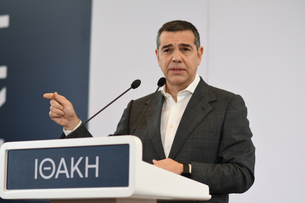 Ο Τσίπρας επιμένει πολιτικά: Επιχείρηση «καθαρές κουβέντες» για όλα