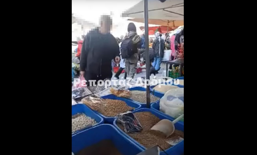 Ντυμένοι... καρνάβαλοι άρπαξαν ελαιόλαδο από σούπερ μάρκετ και το μοίρασαν στη λαϊκή