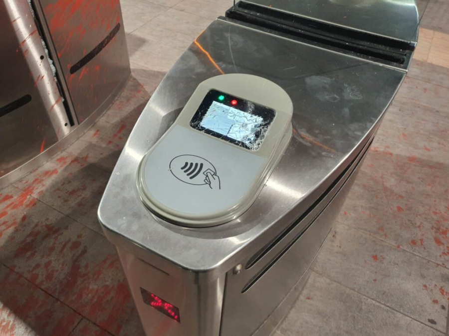 Θησείο: Επίθεση κουκουλοφόρων στο σταθμό του ΗΣΑΠ, έσπασαν ακυρωτικά μηχανήματα