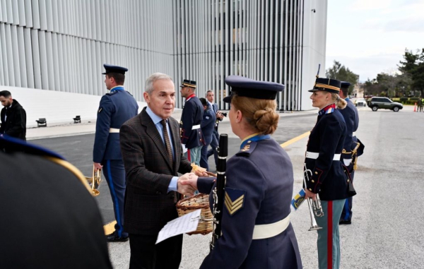Τα κάλαντα της Πρωτοχρονιάς έψαλε στον ΥΦΕΘΑ Θανάση Δαβάκη η Διακλαδική Μπάντα των Ενόπλων Δυνάμεων
