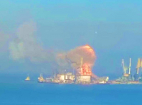 Οι Ουκρανοί «χτύπησαν» ρωσικό πλοίο, εκρήξεις και φωτιά στο λιμάνι του Μπερντιάνσκ