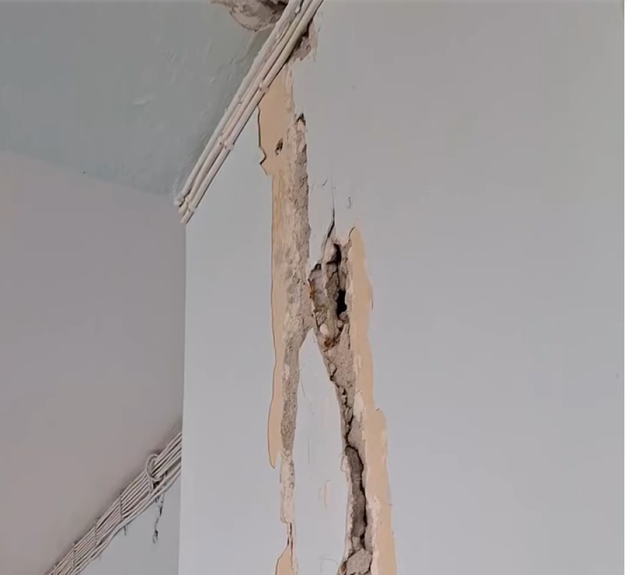 Τα σχολεία εκπέμπουν SOS: Πτώσεις σοβάδων σε Μέγαρα και Χαιδάρι - Εικόνες ντροπής