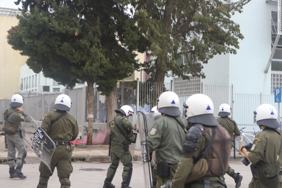 Θεσσαλονίκη: Καμπάνα 12 μηνών φυλάκισης σε τρεις νεαρούς για τα έκτροπα στο ΕΠΑΛ Ευόσμου - Οι «πατρικές» συμβουλές της εισαγγελέως