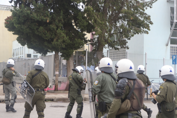 Θεσσαλονίκη: Καμπάνα 12 μηνών φυλάκισης σε τρεις νεαρούς για τα έκτροπα στο ΕΠΑΛ Ευόσμου - Οι «πατρικές» συμβουλές της εισαγγελέως