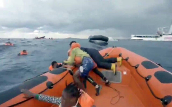 Συγκλονιστικό βίντεο: Οι κραυγές της μητέρας που διασώζεται στη Μεσόγειο αλλά χάνει το 6 μηνών μωρό της