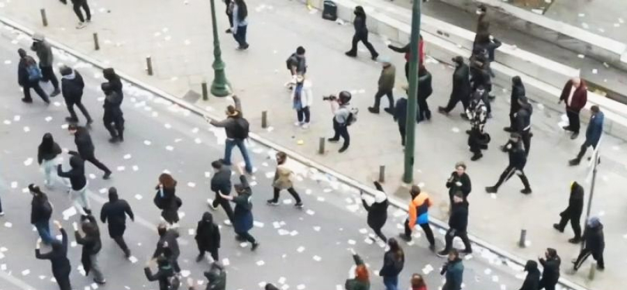 Μαθητές με τα χέρια ψηλά αποχωρούν από το Σύνταγμα - Τo συγκλονιστικό βίντεο