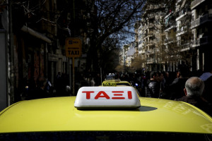 Αντιδρούν οδηγοί και ιδιοκτήτες ταξί για την ΚΥΑ που τροποποιεί στο μισό το ελάχιστο τίμημα μίσθωσης