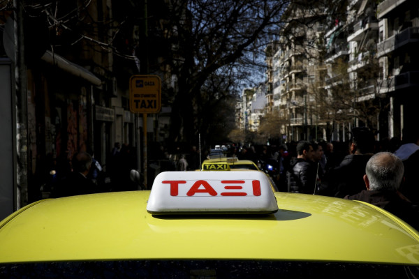 Αντιδρούν οδηγοί και ιδιοκτήτες ταξί για την ΚΥΑ που τροποποιεί στο μισό το ελάχιστο τίμημα μίσθωσης
