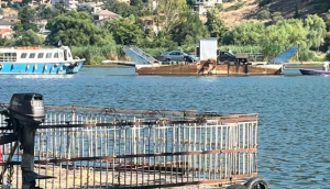 Ακινητοποιήθηκε στη μέση της λίμνης η πλατφόρμα για το Νησί Ιωαννίνων - Έσπασε η αλυσίδα