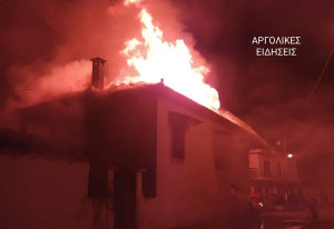 Πυρκαγιά σε σπίτι στην Πυργέλα Αργολίδας - Φόβοι για δύο νεκρούς