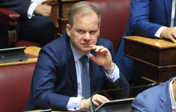 Ο Καραμανλής αγνοεί Μητσοτάκη, δεν παραιτείται από βουλευτής!