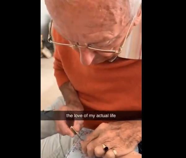 Viral παππούς: Βάφει τα νύχια της χειρουργημένης εγγονής του και παίρνει 11 εκ. views (vid)
