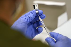 Ο Τραμπ πλέον αναφέρει «ανοιχτά» ότι η COVID-19 βγήκε «από εργαστήριο»