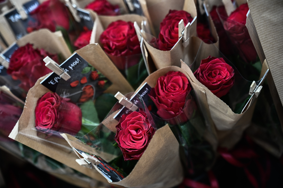 Η ακρίβεια «τρώει» τον Άγιο Βαλεντίνο: «Κόβουν» τα εστιατόρια, για... πλούσιους οι ανθοδέσμες