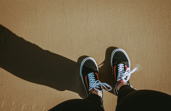 Σύντομα διαλείμματα περπατήματος βοηθούν το σώμα να ρυθμίσει το σάκχαρο μετά από γεύματα πλούσια σε υδατάνθρακες