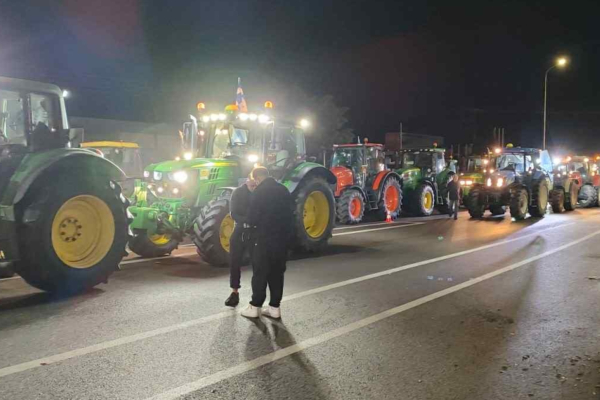 Αλεξανδρούπολη: Τα τρακτέρ στους δρόμους - Με «αναμμένες μηχανές» η υποδοχή Μητσοτάκη