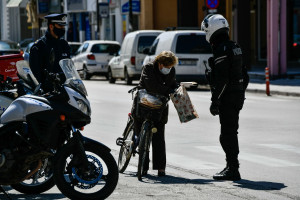 Απαγόρευση κυκλοφορίας: Ένα πρόστιμο κάθε δύο λεπτά έριξε η Αστυνομία σε παραβάτες
