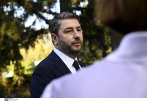 Ανδρουλάκης: «Με τον κ. Μητσοτάκη πρωθυπουργό γίναμε μπανανία πολυεθνικών και τώρα καλεί την Φον ντερ Λάιεν να βρει λύση»