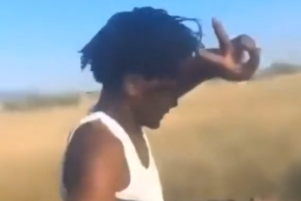 Σουδάν: Σοκάρουν βίντεο με αντάρτες να εκτελούν εν ψυχρώ άμαχους και να ποζάρουν στην κάμερα