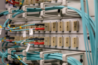 Το χάος με τις οπτικές ίνες στις πολυκατοικίες - «Όποιος προλάβει, κλειδώνει»