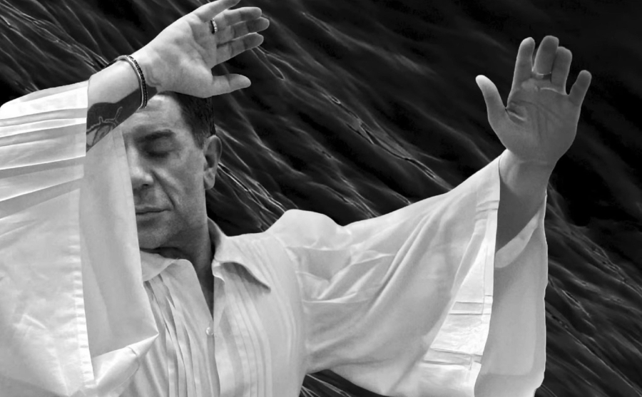 Ο Γιώργος Μαζωνάκης παρουσιάζει τη θρυλική «Θαλασσογραφία» του Διονύση Σαββόπουλου