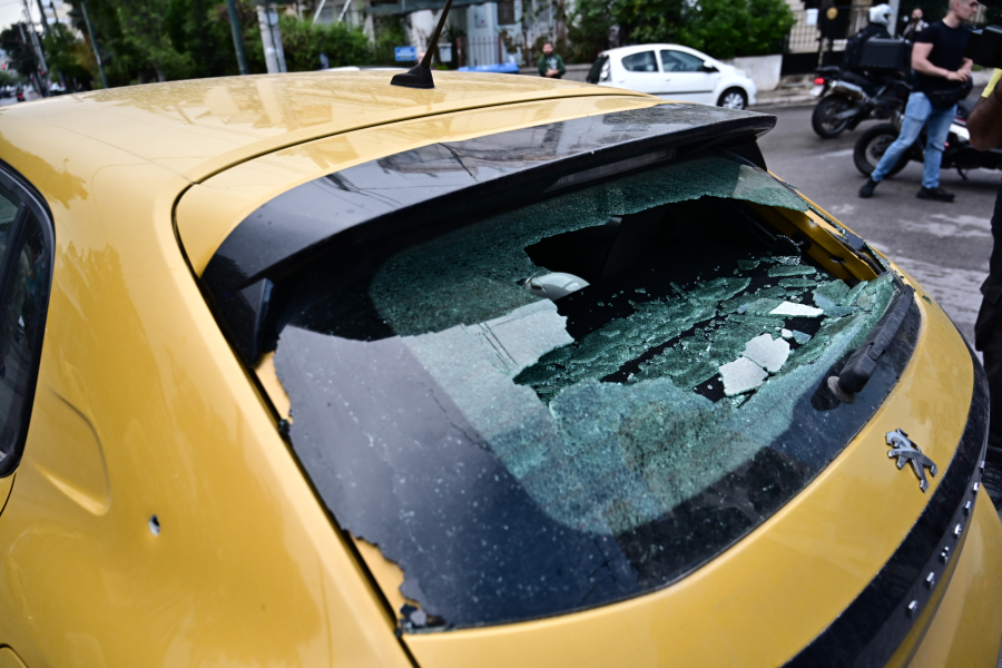 «Μας πυροβολούν, κρυφτείτε»: Σφαίρες των εκτελεστών στο Χαλάνδρι καρφώνονται σε γκισέ